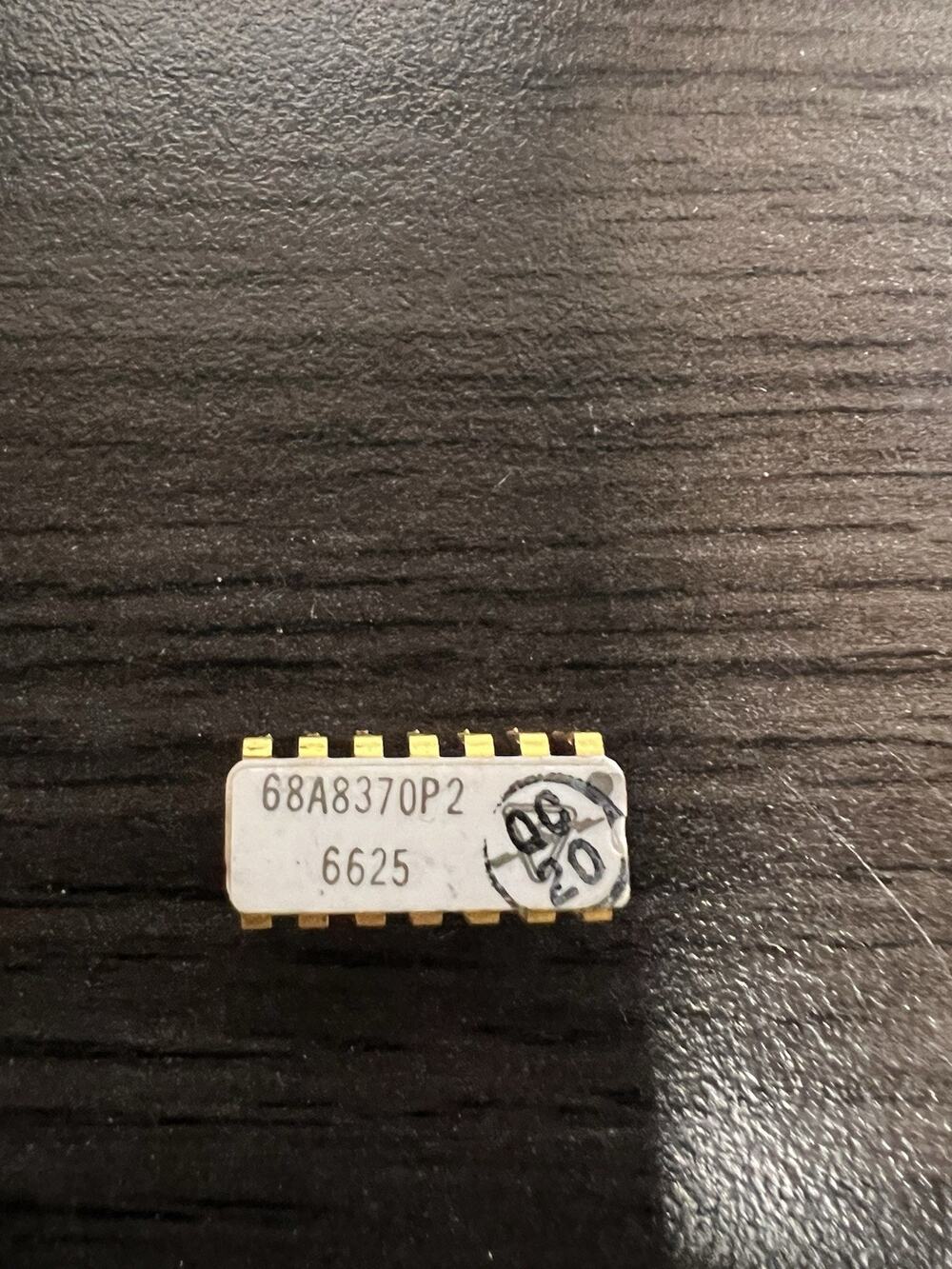 Vintage Gold Ceramic IC Chip 68A8370P2 6625 16-Pin DIP Motorola Military Era